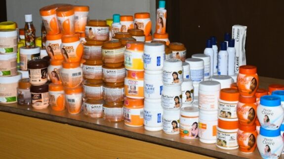 Mixing hydroquinone lotion: skincare product.